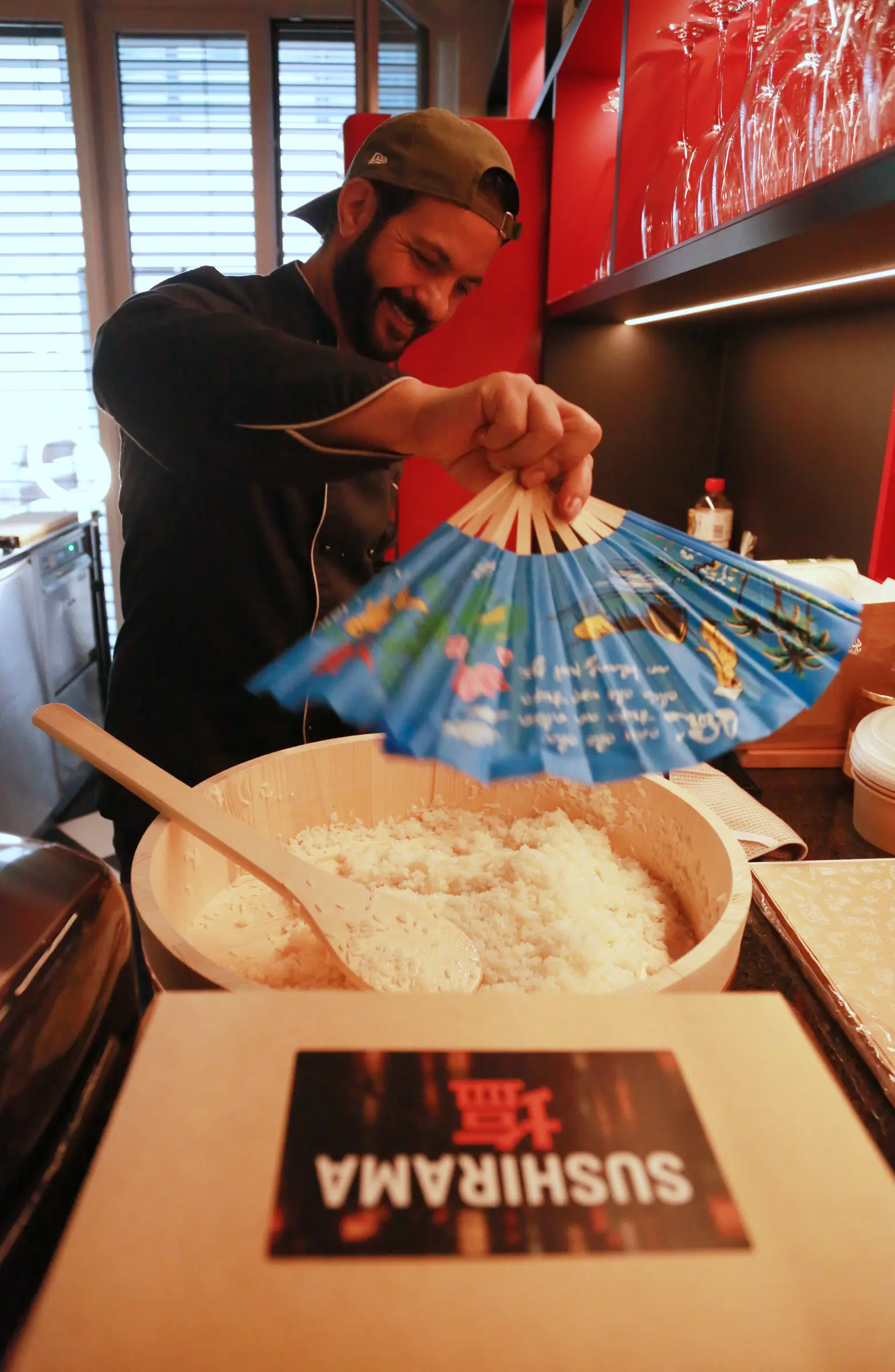 Sushi-Reis wird bei SUSHIRAMA im Hangiri vorbereitet