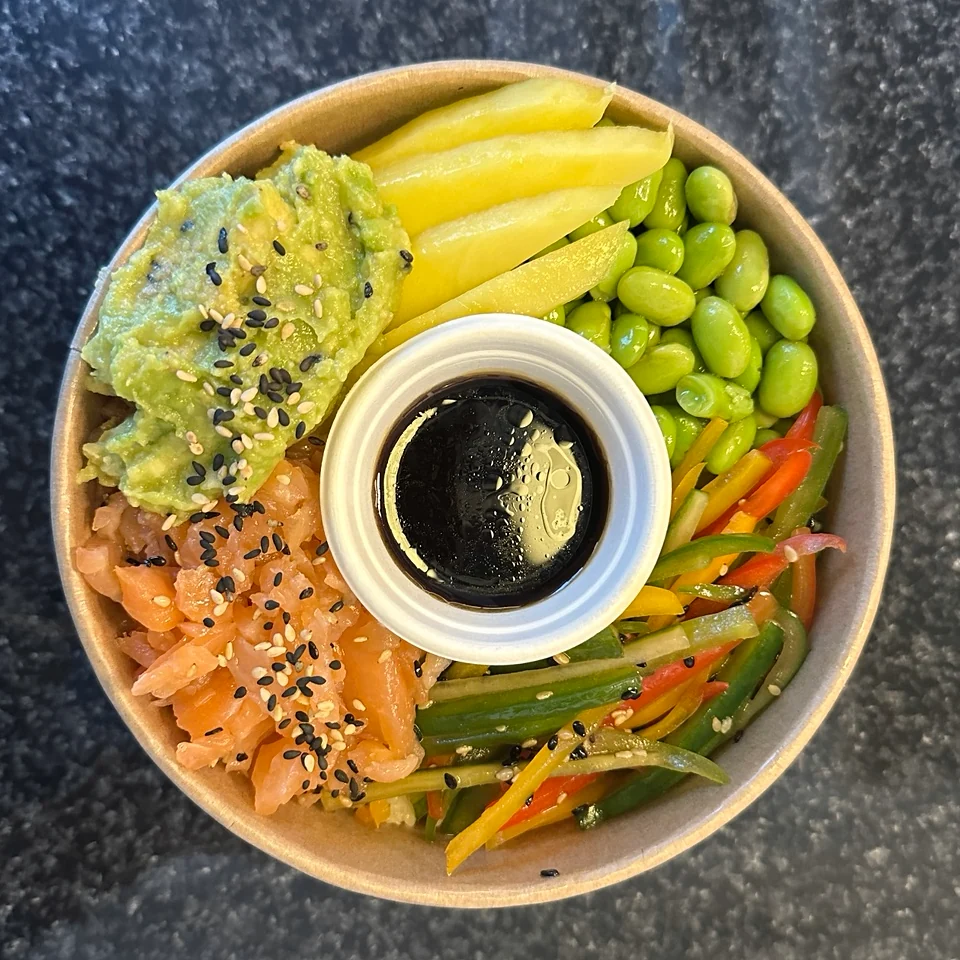 Lachs-Bowl von SUSHIRAMA in der originalen Take-away-Schale